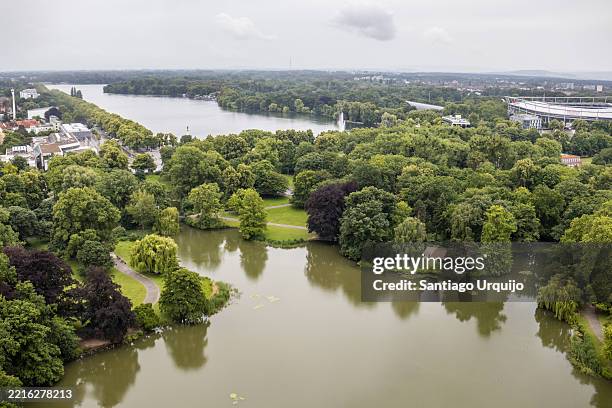 aerial view of masch lake (maschsee) in hannover - halle an der saale imagens e fotografias de stock
