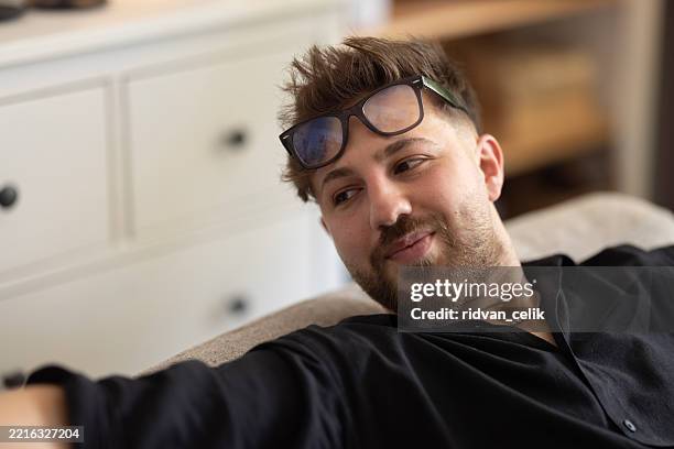 plan d’un beau jeune homme - charmeur photos et images de collection