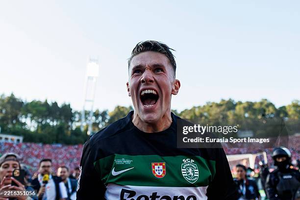 Viktor Gyokeres of Sporting celebrating the 2025 Portuguese Cup title after winning SL Benfica at Estadio Nacional do Jamor on May 25, 2025 in...