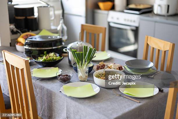 almuerzo en casa - cubierto completo fotografías e imágenes de stock