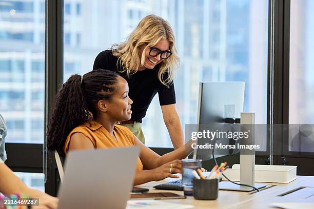 une employée explique des stratégies à son manager - marketing photos et images de collection