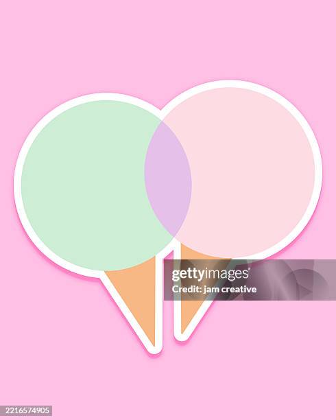 ilustraciones, imágenes clip art, dibujos animados e iconos de stock de conjunto de lindos conos de helado geométricos - estilo pegatina - cuchara-de-helado