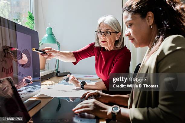 woman leading visual design session - weinrot stock-fotos und bilder