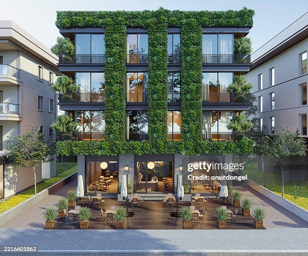 edificio moderno eco-friendly con piante su balconi e giardino verticale - architettura ecologica foto e immagini stock