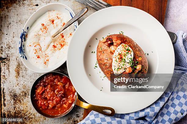 sweet potato filled with beans. - zoete aardappel stockfoto's en -beelden