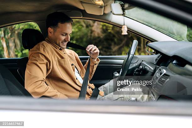 mann legt sicherheitsgurt an - testfahrt stock-fotos und bilder