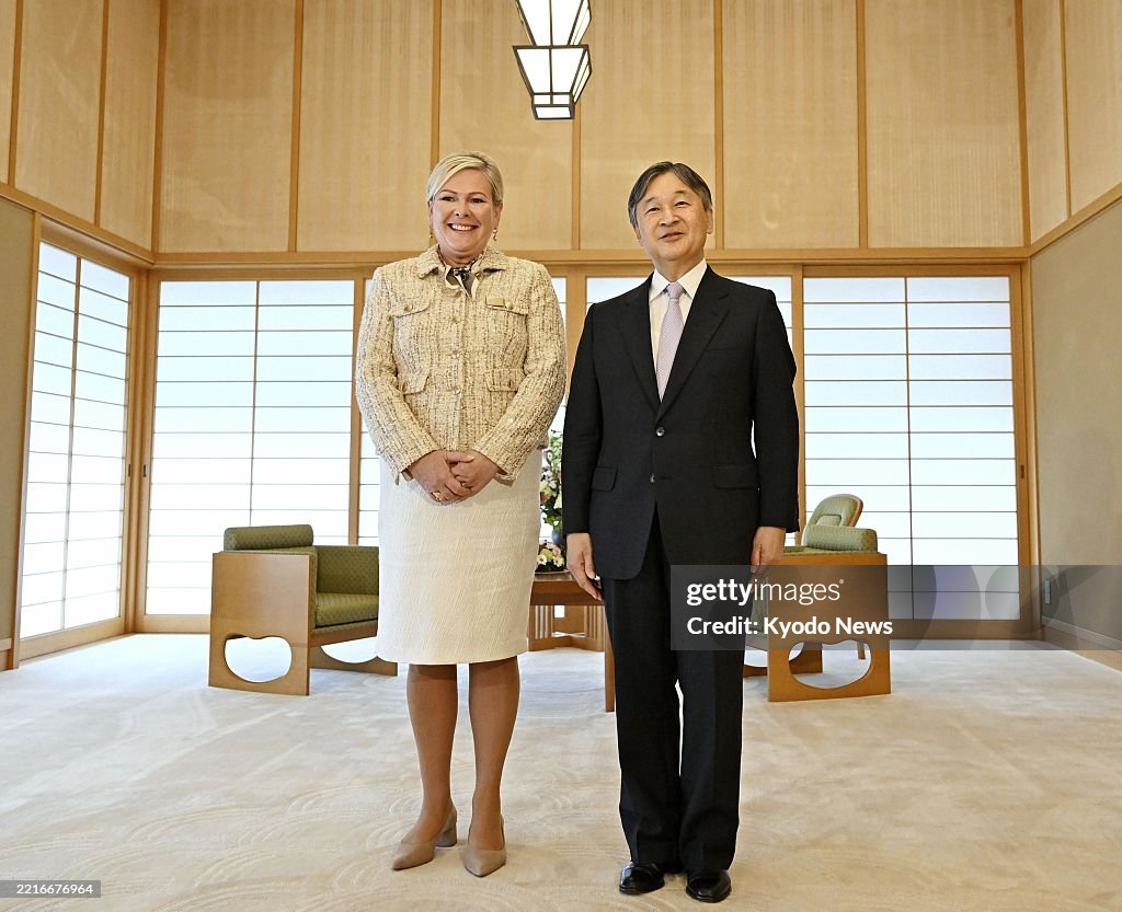 Emperor meets with Icelandic president