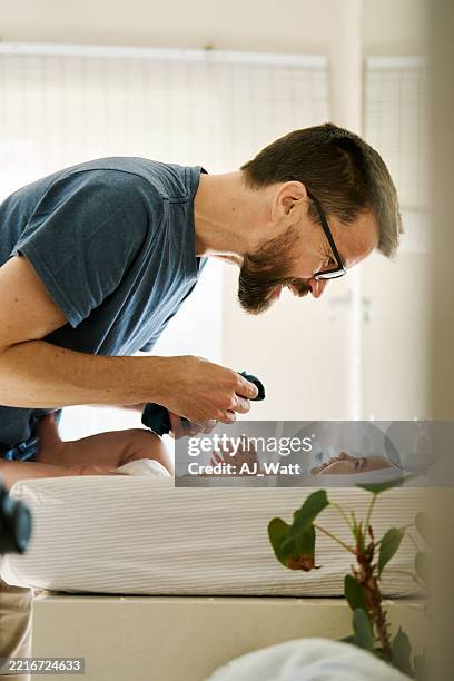 vaterbindung zum baby beim umziehen zu hause - vaterschaft stock-fotos und bilder