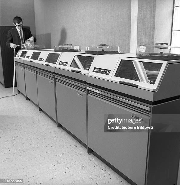 1988 Mainframe Computer 124 Ibm Mainframe Stock Photos, High-Res Pictures, and Images - Getty ...