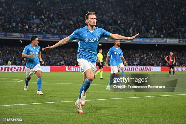 Scott McTominay of Napoli celebrates scoring his team's first goal during the Serie A match between Napoli and Cagliari at Stadio Diego Armando...