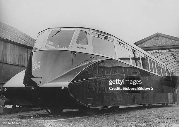 Streamlined Express Engine 21 Diesel Engine Rail Car Stock Photos, High-Res Pictures, and Images ...