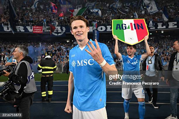 Scott McTominay of Napoli celebrates victory following the Serie A match between Napoli and Cagliari at Stadio Diego Armando Maradona on May 23, 2025...