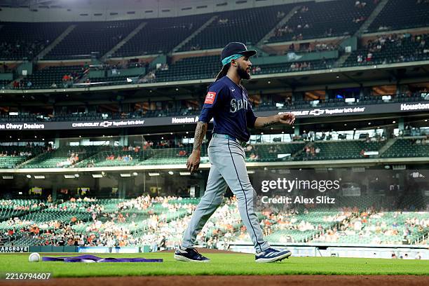 Crawford of the Seattle Mariners warms up prior to a game against the Houston Astros at Daikin Park on May 22, 2025 in Houston, Texas.