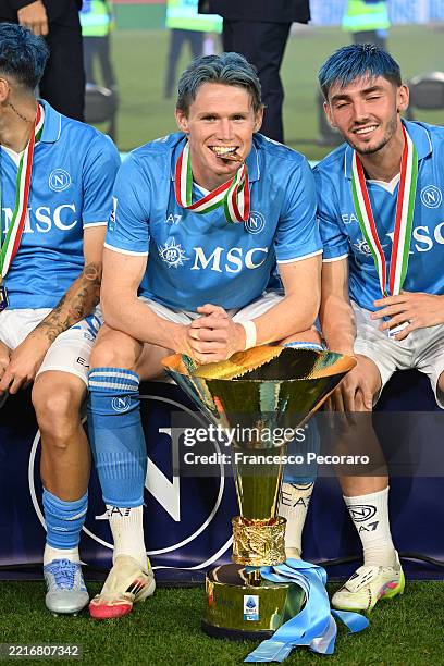 Scott McTominay of Napoli celebrates following the victory in the Serie A match between Napoli and Cagliari at Stadio Diego Armando Maradona on May...