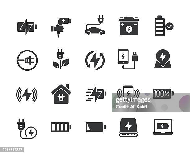 illustrations, cliparts, dessins animés et icônes de icônes solides de glyphe de charge. contenant la batterie, le véhicule électrique, l’énergie, l’énergie solide de la collection d’icônes. illustration vectorielle. pixel parfait sur fond blanc propre - chargeur de batterie