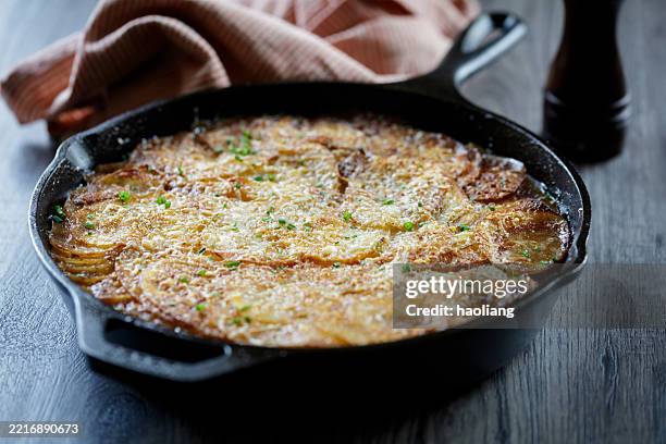 baked sliced potatoes - aardappelgratin aardappel stockfoto's en -beelden