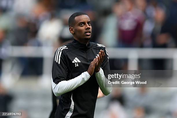 Alexander Isak of Newcastle United applauds the fans as he warms up prior to the Premier League match between Newcastle United FC and Everton FC at...
