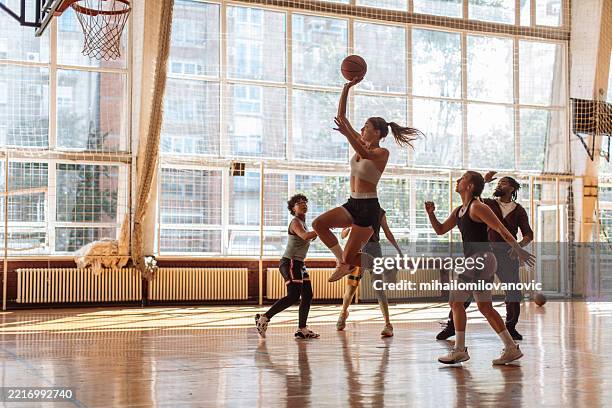 female athletic basketball team training indoors - atirar ao cesto imagens e fotografias de stock