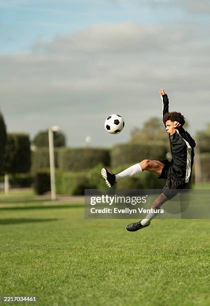soccer player kicking ball on the field - soccer skills stock pictures, royalty-free photos & images