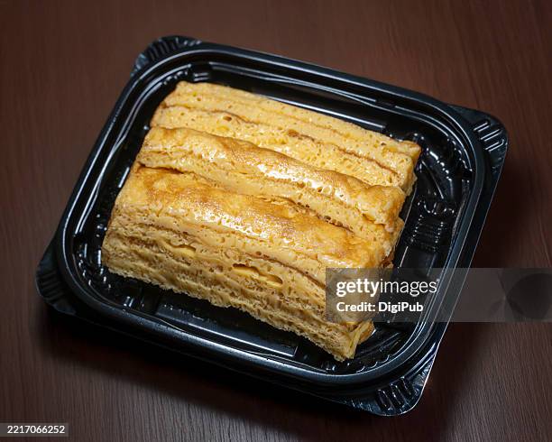 dashimaki tamago (japanese rolled omelet) using yaizu-produced bonito dashi - dashimaki tamago fotografías e imágenes de stock