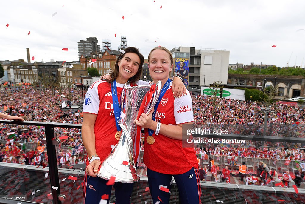 Arsenal Women Trophy Lift