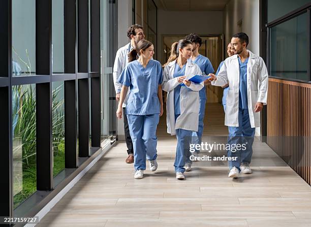 gruppo di studenti di medicina che camminano nel corridoio dell'ospedale - personale medico foto e immagini stock