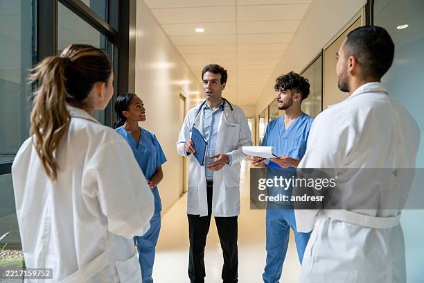 doctor talking to a group of medical students at the hospital - estudante de medicina imagens e fotografias de stock