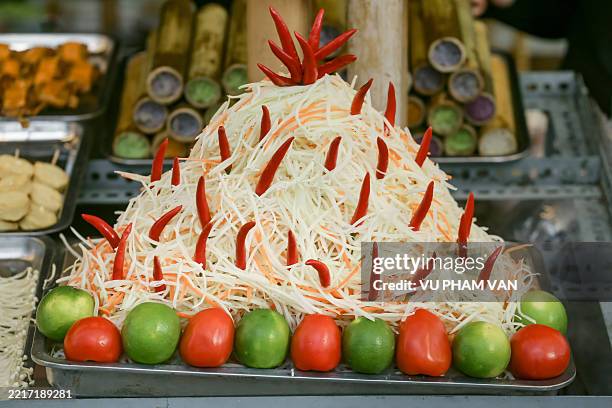 som tam thai papaya salad ingredients on shelf display - froot loops fotografías e imágenes de stock