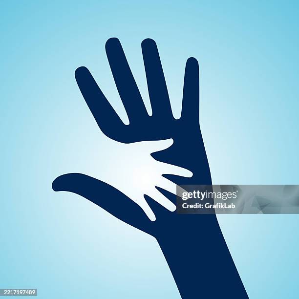 illustrations, cliparts, dessins animés et icônes de silhouette de mains de parent et d’enfant illustrant les soins et le soutien sur fond bleu - parent denfant adulte