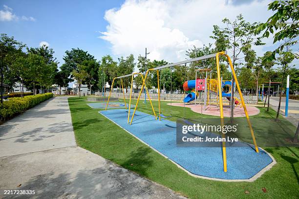 swing in park - klimrek stockfoto's en -beelden