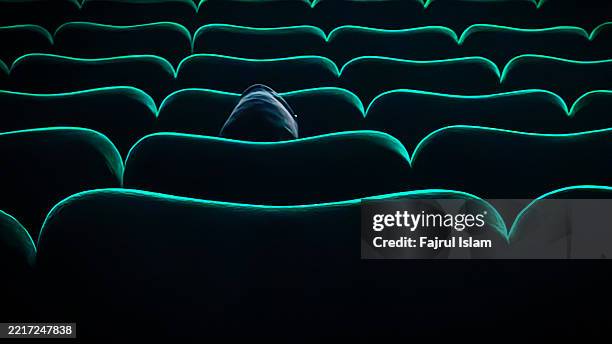 empty seats at movie theater - scary movie theatre photos et images de collection