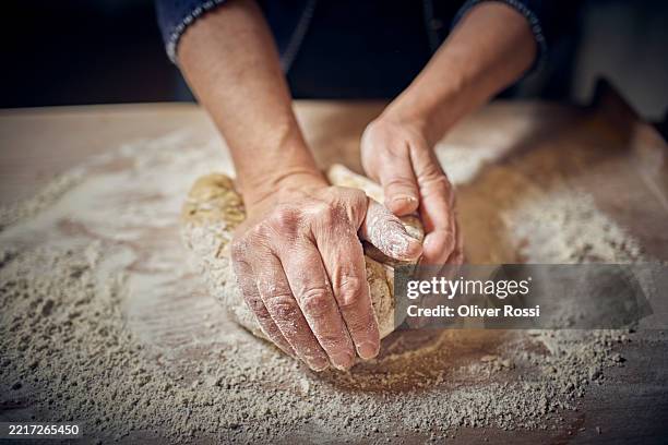 close-up of woman kneading dough - foodservice stockfoto's en -beelden