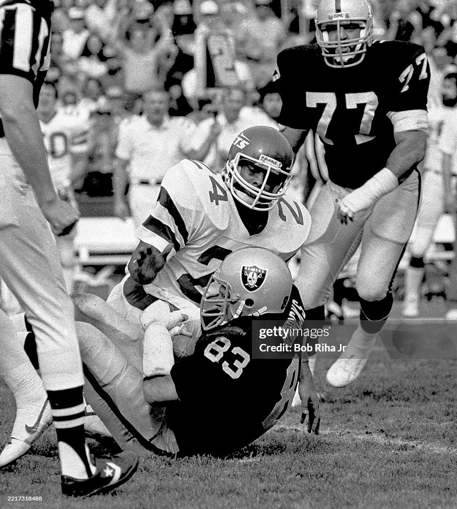 LA Raiders Ted Hendricks Recovers Fumble