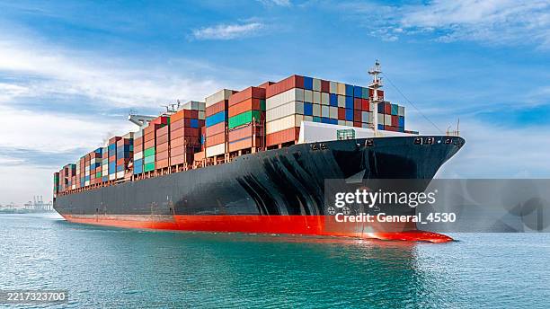container tanker ship carrying truck size colourful containers in deep blue sea. - containerschiffe stock-fotos und bilder