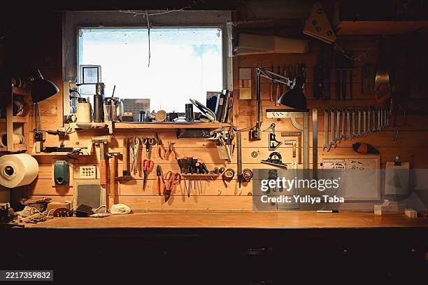 atelier de menuiserie avec outils et établi avec lumière naturelle - établi photos et images de collection