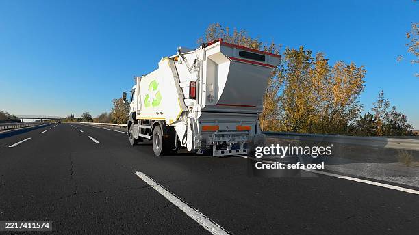transport von recycelbaren abfällen - recycling truck - müllcontainer stock-fotos und bilder