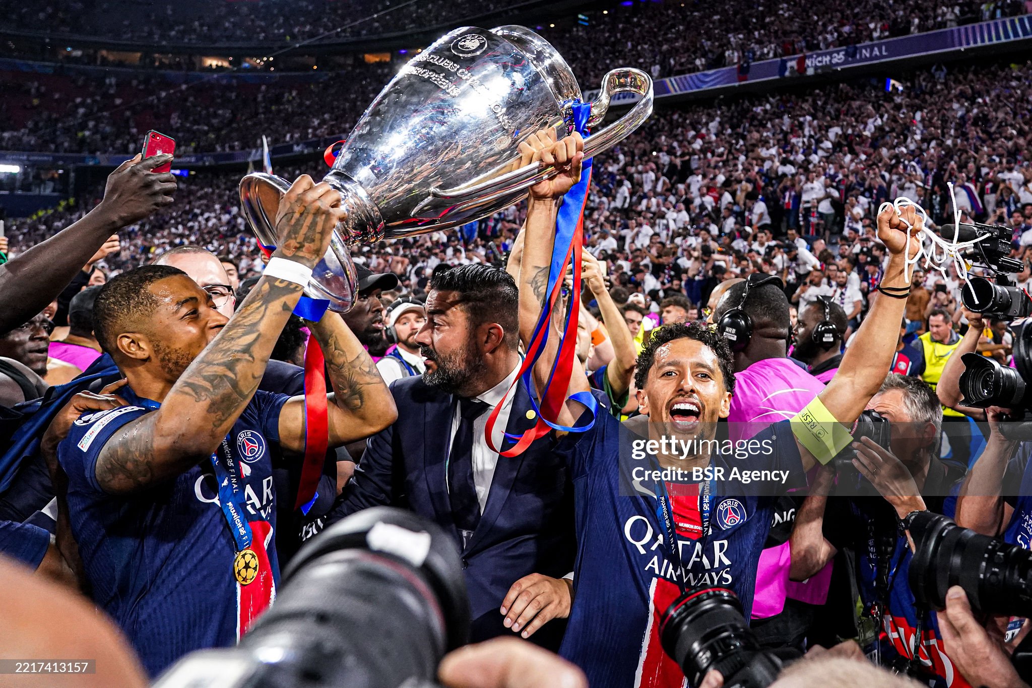 PSG light up Eiffel Tower, Neves tears net with goal, and fans ruin pitch ahead of Ronaldo s match