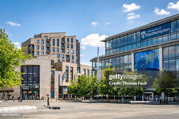 edificios de la universidad de southampton en el centro cívico - southampton fotografías e imágenes de stock