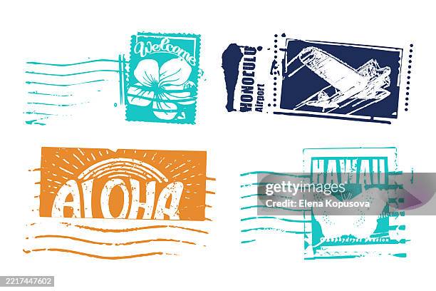 illustrazioni stock, clip art, cartoni animati e icone di tendenza di set estivo hawaiano di francobolli in stile retrò. stampe a inchiostro di francobolli con motivi hawaiani su sfondo bianco. elegante set vettoriale vintage per le vacanze turistiche. - timbro postale