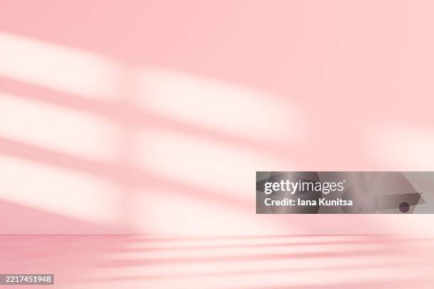 minimalist empty pink 3d background with soft natural sunlight and gentle window shadows on wall. tranquil scene perfect for wellness, beauty, interior design concepts. place for text. copy space. - iluminación gobo fotografías e imágenes de stock