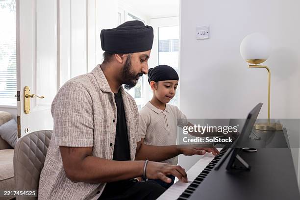 learning the piano with dad - bangle stock pictures, royalty-free photos & images