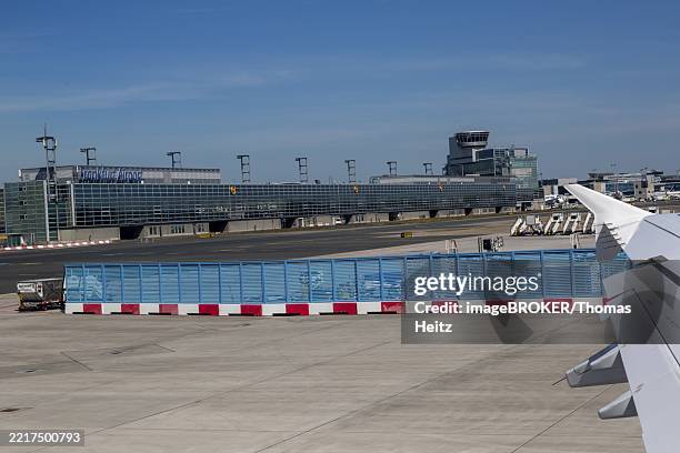 airport scenario with a view of the runway and buildings at frankfurt airport under a clear sky, frankfurt am main, germany, europe - frankfurter flughafen stock-fotos und bilder