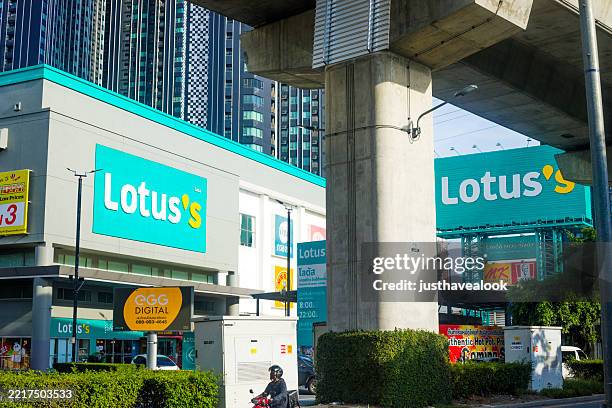 lotus supermarket in bangkok skyline behind bts skytrain - elevated train stock pictures, royalty-free photos & images