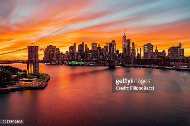 new york city skyline from elevated point of view - stad new york stockfoto's en -beelden