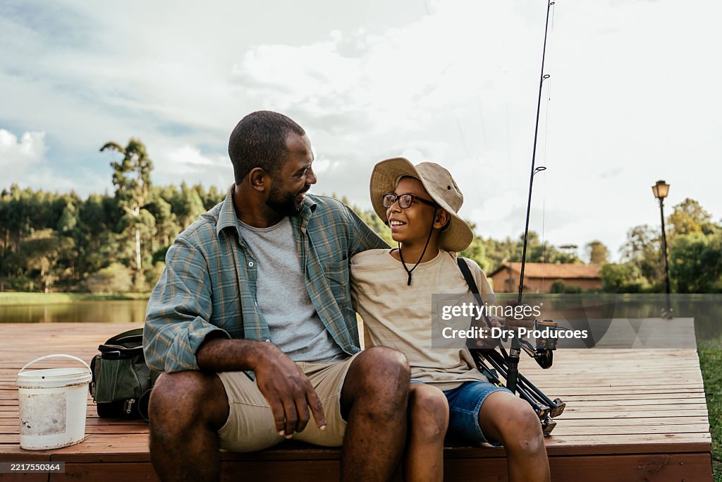 Pai e filho conversando depois da pesca