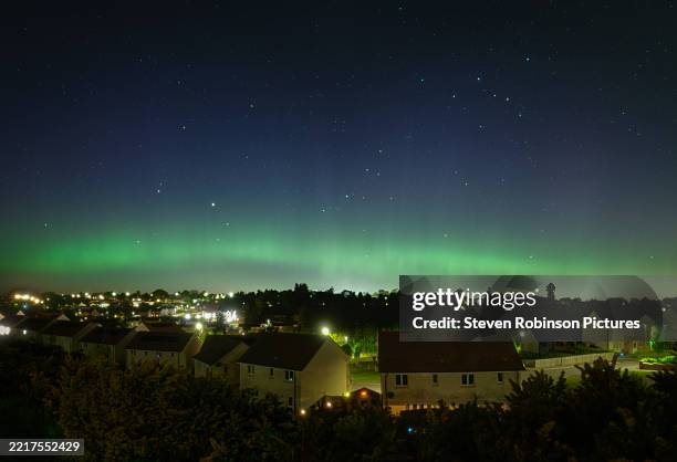 green aurora arc over residential area - perth scotland stock pictures, royalty-free photos & images