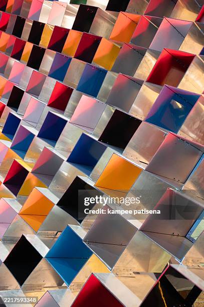 colorful metal blocks in diamond shape, abstract background - onvolkomenheid stockfoto's en -beelden