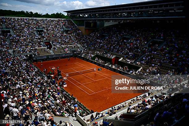 This general view shows Germany's Alexander Zverev and Netherlands' Tallon Griekspoor testing between two games during their men's singles match on...