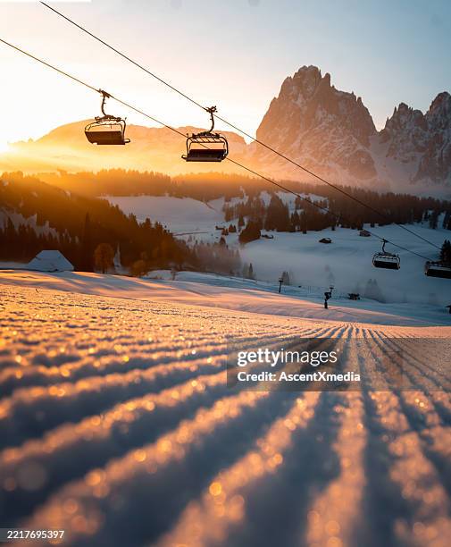 pista da sci e seggiovia al tramonto - stazione sciistica foto e immagini stock