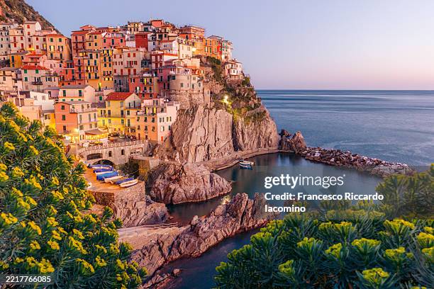 sunset in manarola, cinque terre, italy - cinque terre nationalpark stock-fotos und bilder